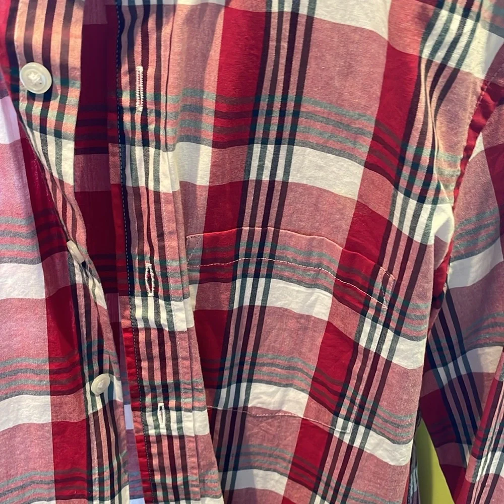 Preppy and perfect for spring. JCrew dress shirt. Men’s small. Plaid pattern